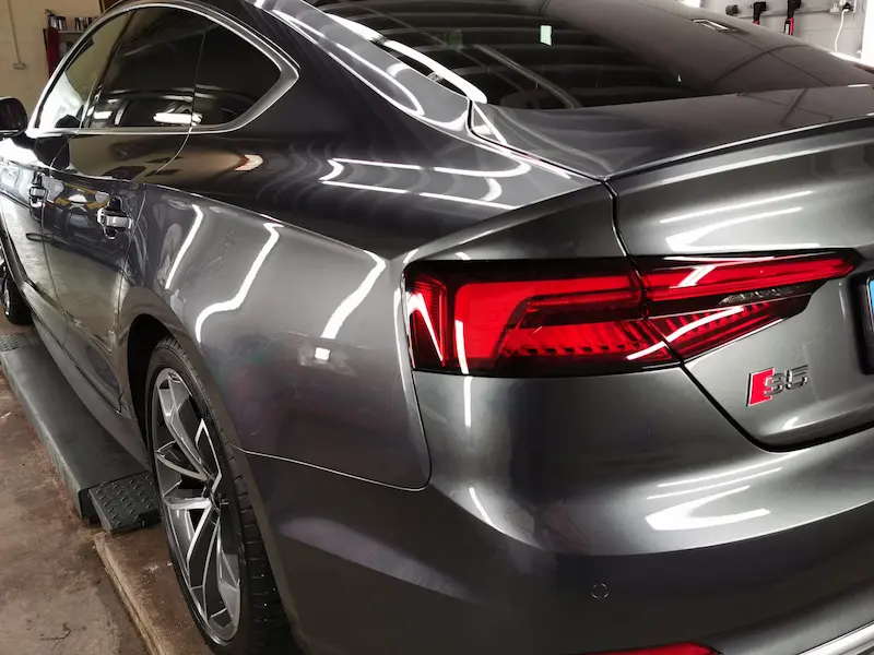 Caroserie curată, luciu uniform și jante îngrijite